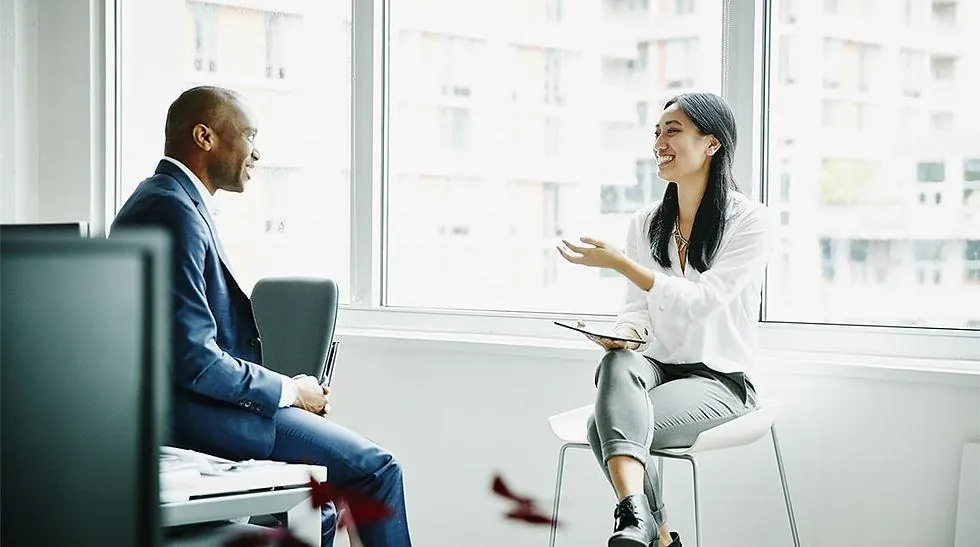 Leidinggevende in gesprek met een medewerker